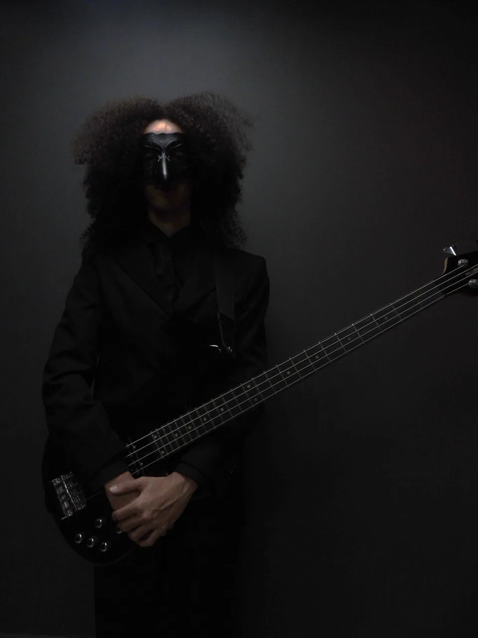The Butcher em pé com instrumento preto