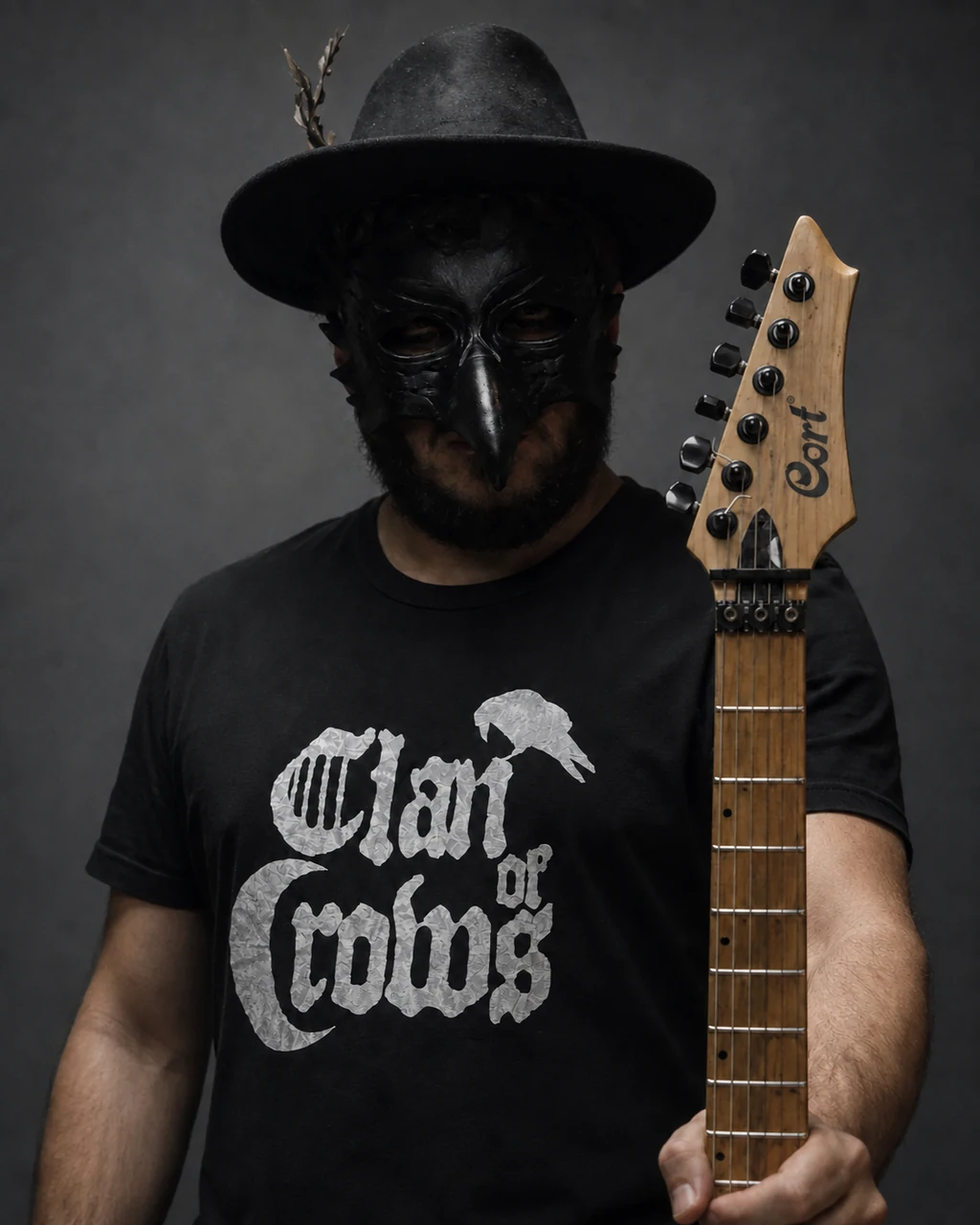 Integrante de Clan of Crows usando a camiseta oficial e segurando uma guitarra