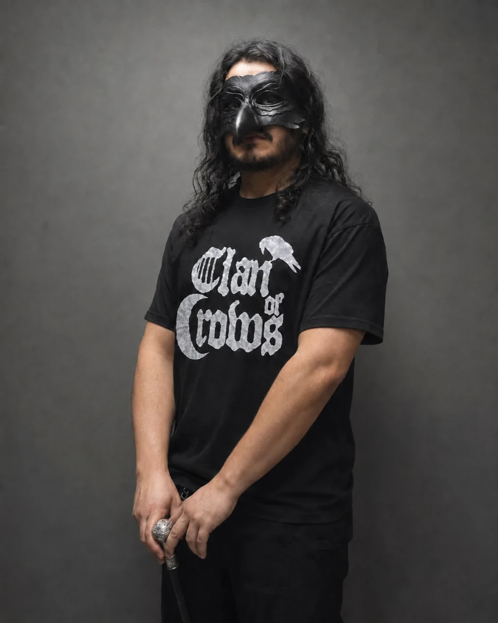 Integrante de Clan of Crows usando a camiseta oficial e apoiado em uma bengala